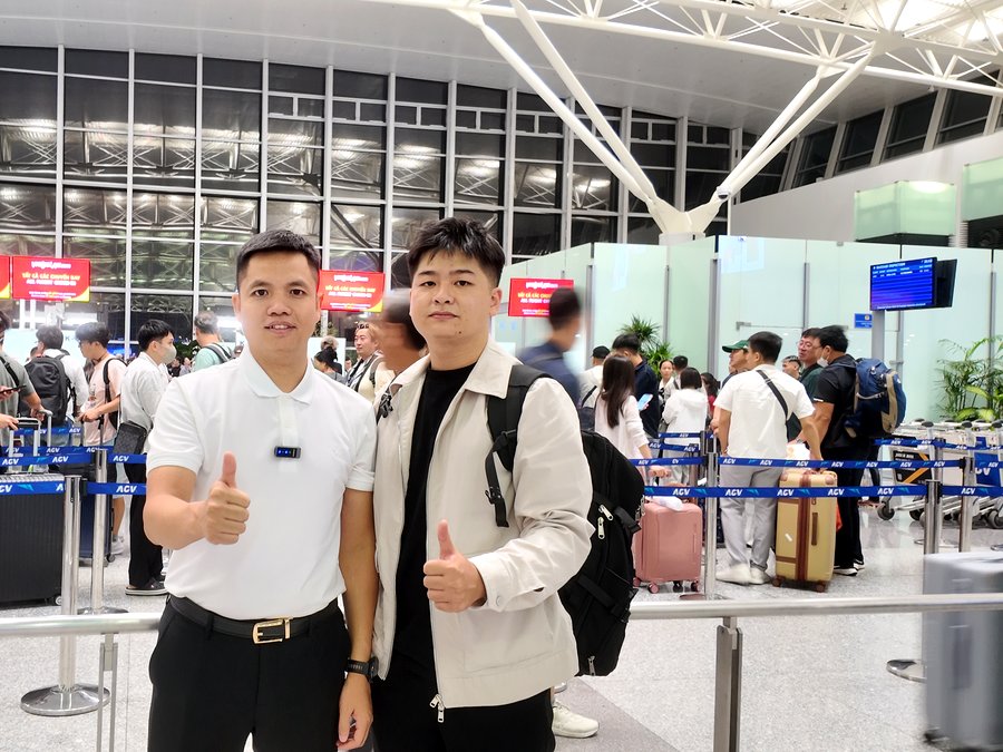 Học viên Quang Anh chụp ảnh cùng thầy Thắng tại sân bay Nội Bài trước giờ bay