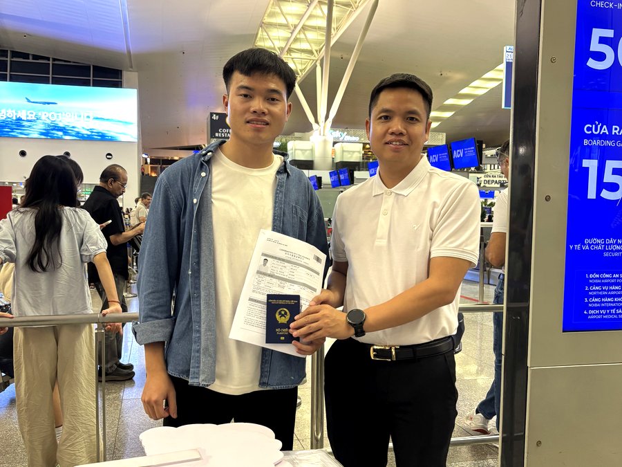 Học viên Quang Huy chụp ảnh cùng thầy Thắng tại sân bay Nội Bài khi làm thủ tục bay