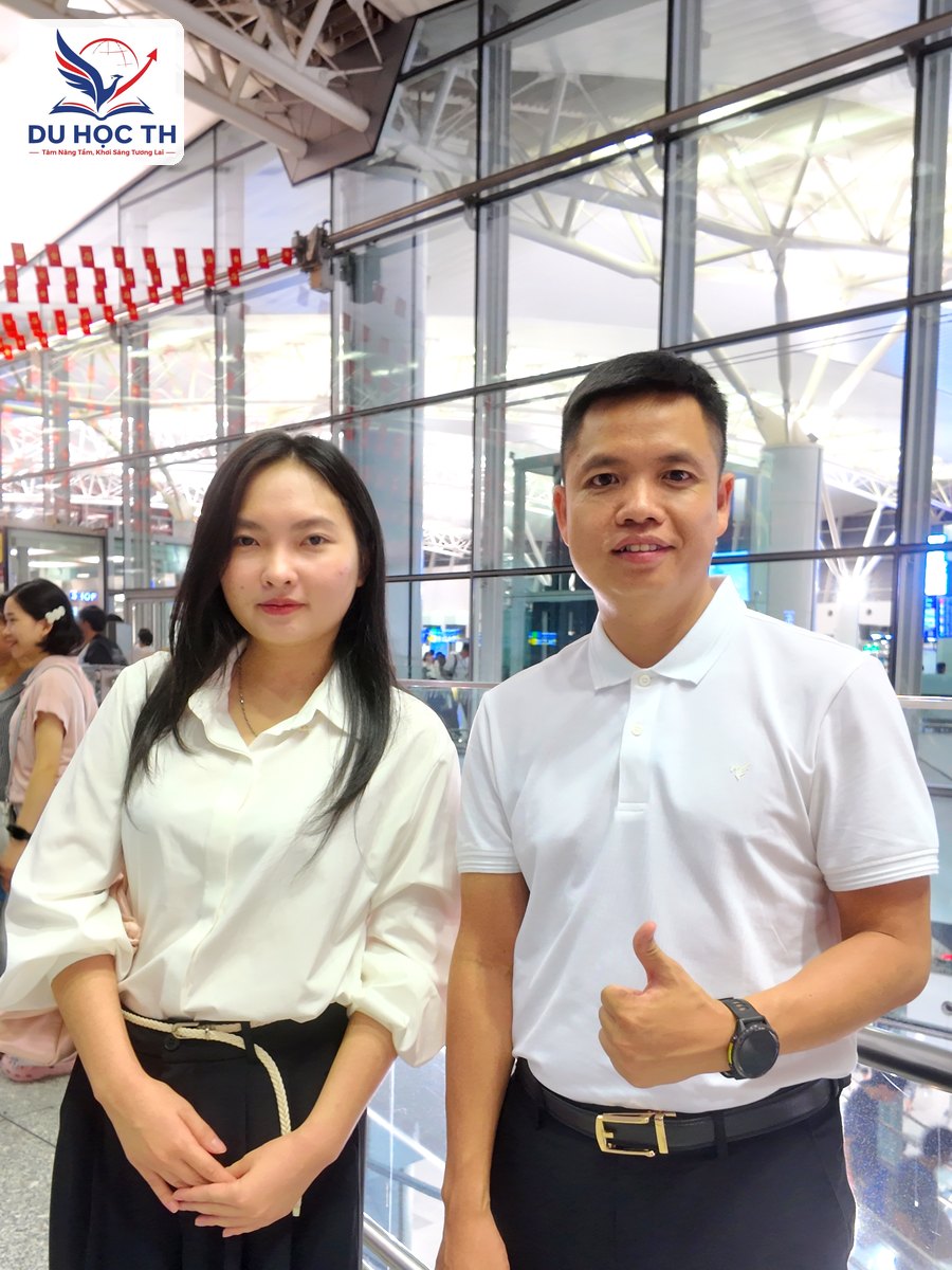 Học viên DU HỌC TH chụp ảnh cùng thầy Thắng tại sân bay Nội Bài trước giờ bay